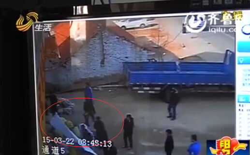 濰坊一搬運工干活時意外死亡 家屬堵門燒紙掛白布