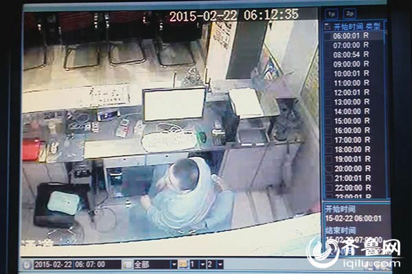 實(shí)拍濟(jì)南一網(wǎng)吧內(nèi)賊盜竊過程:將錢塞入內(nèi)褲后潛逃