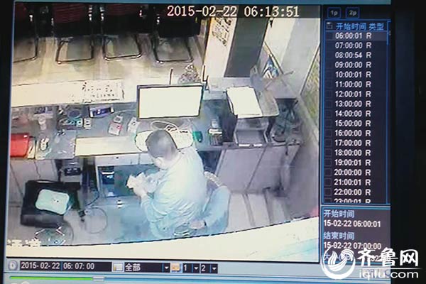 實(shí)拍濟(jì)南一網(wǎng)吧內(nèi)賊盜竊過程:將錢塞入內(nèi)褲后潛逃