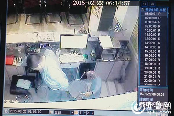 實(shí)拍濟(jì)南一網(wǎng)吧內(nèi)賊盜竊過程:將錢塞入內(nèi)褲后潛逃