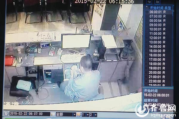 實(shí)拍濟(jì)南一網(wǎng)吧內(nèi)賊盜竊過程:將錢塞入內(nèi)褲后潛逃