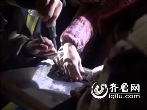 聊城:?jiǎn)T工粗心不慎擠手 10分鐘救援及時(shí)免遭截肢