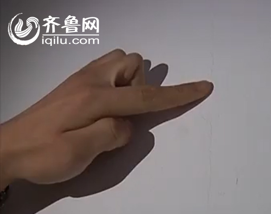 東營格林星城新房墻壁現裂縫 施工方打“補丁”稱無礙