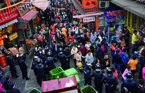 芙蓉街一天納客16萬 步行街搞單行15米一個警力崗