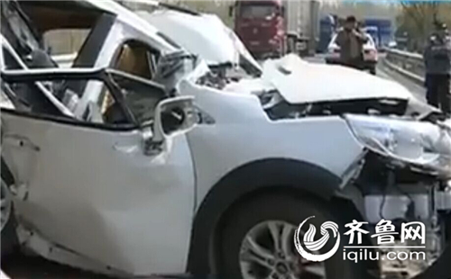 濟南兩輛大車擠扁小越野 車輛報廢兩人受傷