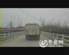 郯城：村頭池塘填滿垃圾惡臭難聞 垃圾車排隊倒垃圾