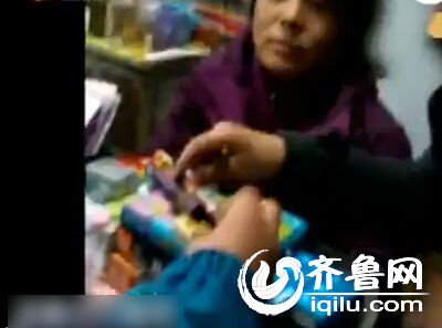 濰坊一小學附近出售電子香煙 學生吸了稱“很刺激”