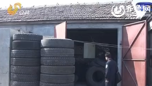 實拍德州黑作坊里翻新輪胎:舊胎打磨粘新胎面出售