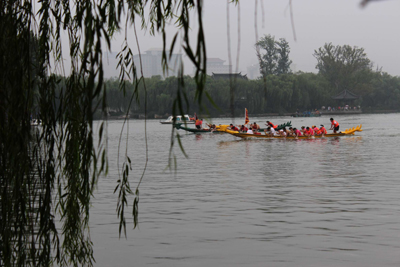 濟南市第十二屆龍舟賽在大明湖進行決賽