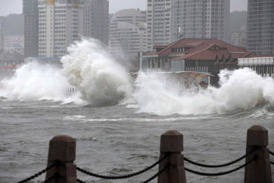 煙臺海域船舶抵御臺風“梅花”侵襲(組圖)