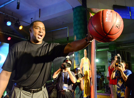 喬丹隊(duì)友成本屆啤酒節(jié)海拔最高嘉賓 “眼鏡蛇”格蘭特游入青啤大世界