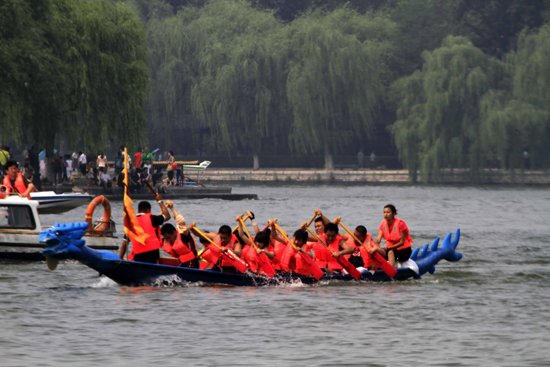 濟南大明湖舉行端午節(jié)龍舟大賽