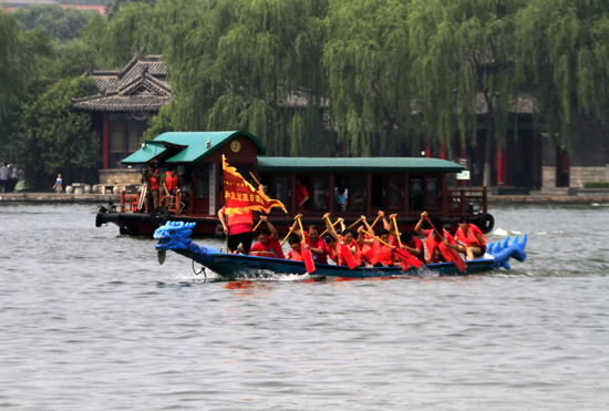 濟南大明湖舉行端午節(jié)龍舟大賽