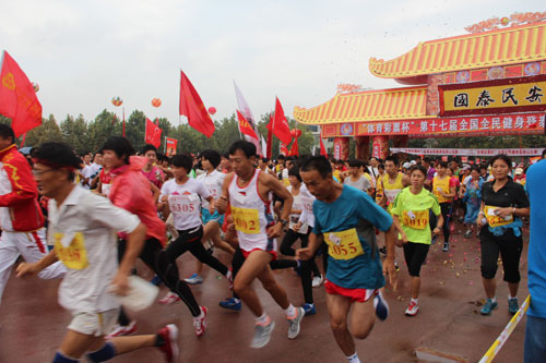 第十七屆全國全民健身登泰山比賽今日舉行