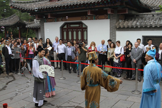 外國人在濟(jì)南感受泉水魅力