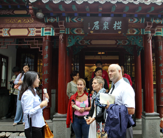 外國人在濟南感受泉水魅力