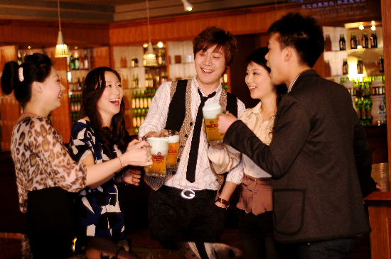 用青啤的麥香充盈歡聚的時刻 讓激情的泡沫開啟新年的夢想