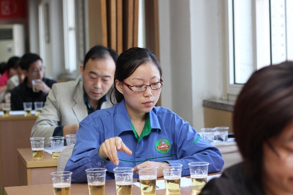 青睞“金藍領” 青島啤酒別樣的“年度表彰”