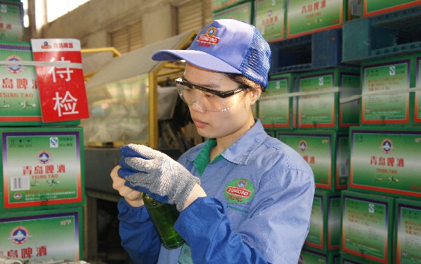 青睞“金藍領” 青島啤酒別樣的“年度表彰”