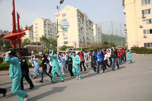 青島嶗山區舉行“防災減災日”居民區綜合應急演練