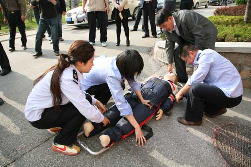 青島嶗山區舉行“防災減災日”居民區綜合應急演練