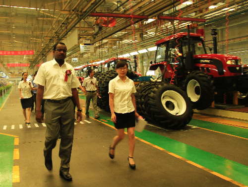 福田雷沃國際重工第80000臺出口拖拉機下線暨出口蘇丹大馬力拖拉機交機