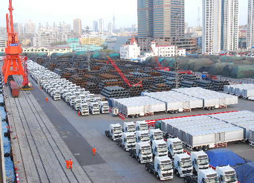 中國重汽今年已出口重卡1.4萬臺 連續(xù)8年位居國內(nèi)行業(yè)首位