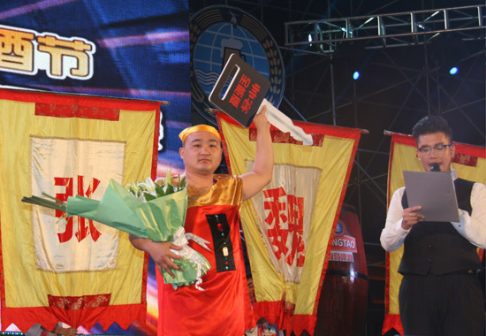 青島國際啤酒節飲酒大賽落幕 李保成四度加冕“酒王”