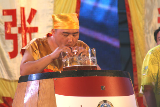 青島國際啤酒節飲酒大賽落幕 李保成四度加冕“酒王”