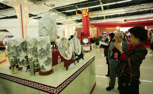 第十三屆中國(guó)（淄博）國(guó)際陶瓷博覽會(huì)開(kāi)幕 海內(nèi)外陶瓷大師齊聚“國(guó)窯之都”