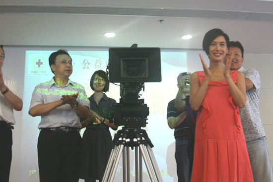 我國(guó)首部以器官捐獻(xiàn)為主題的公益電影在青島開機(jī) 朱茵莫少聰傾情出演