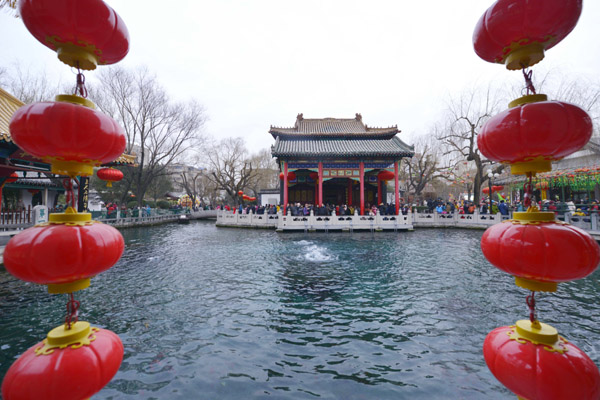 濟南趵突泉景區春節張燈結彩迎接游客