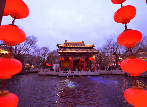 濟南趵突泉景區春節張燈結彩迎接游客