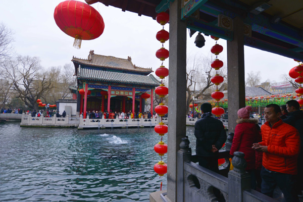 濟南趵突泉景區春節張燈結彩迎接游客