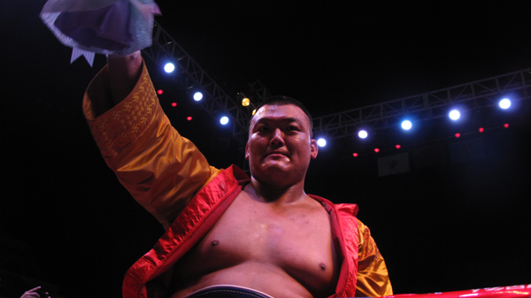 中國拳手張君龍KO對手獲勝 拳王霍利菲爾德現場助陣愛徒