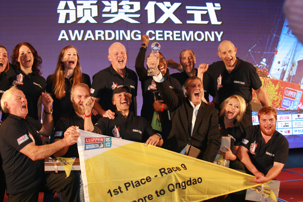 克利伯環(huán)球帆船賽青島站頒獎(jiǎng)儀式在青島舉行 創(chuàng)始人羅賓爵士收獲神秘生日禮物