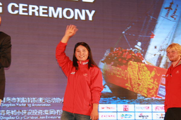 克利伯環(huán)球帆船賽青島站頒獎(jiǎng)儀式在青島舉行 創(chuàng)始人羅賓爵士收獲神秘生日禮物