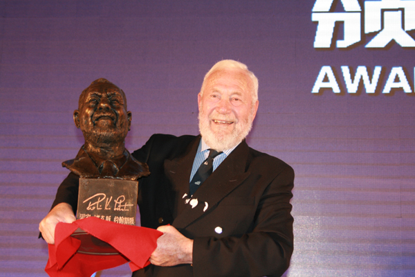 克利伯環(huán)球帆船賽青島站頒獎(jiǎng)儀式在青島舉行 創(chuàng)始人羅賓爵士收獲神秘生日禮物