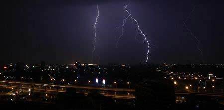 上海天空突現“陰陽云”奇觀 與地震無關(圖)