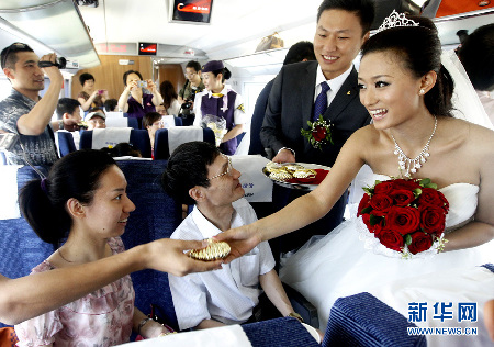 24對“鐵路新人”在京滬高鐵舉行集體婚禮