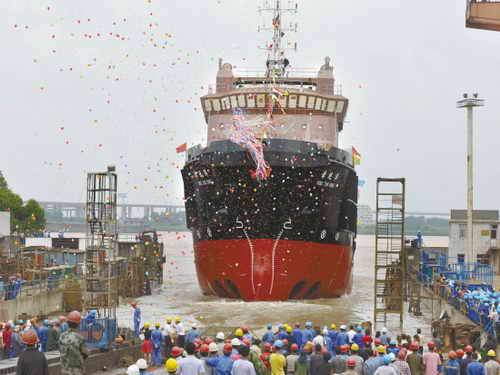 “幸運(yùn)洋”號(hào)多用途海工船在鎮(zhèn)江順利下水