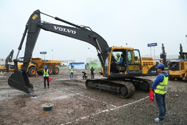 第二屆全國挖掘機操作手綠色節油挑戰賽全國總決賽在上海舉行