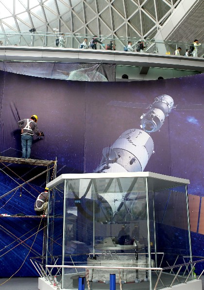 “神九”與天宮一號對接機構(gòu)機械組件亮相上海