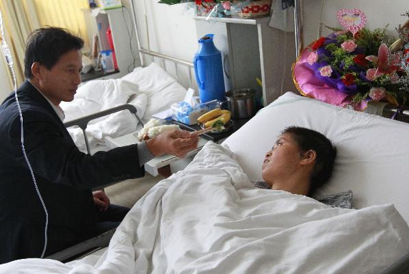 “最美鐘點工”臨危救人受重傷　誠信之舉感染大眾