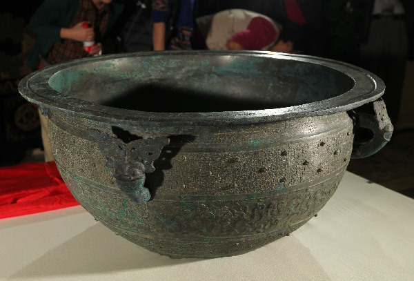 上博歷時(shí)15年修復(fù)成功大型青銅器“交龍紋鑑”