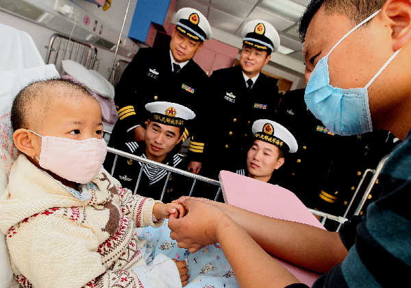 海軍官兵捐資、獻血搶救幼小生命