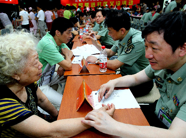 上海：迎八一 百名軍醫(yī)進社區(qū)義診