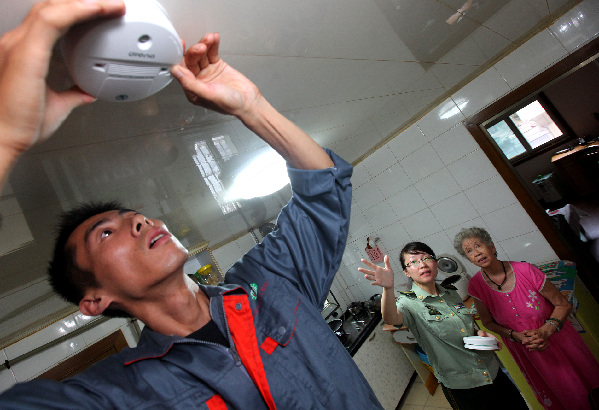 上海消防為獨居老人家庭安裝報警裝置