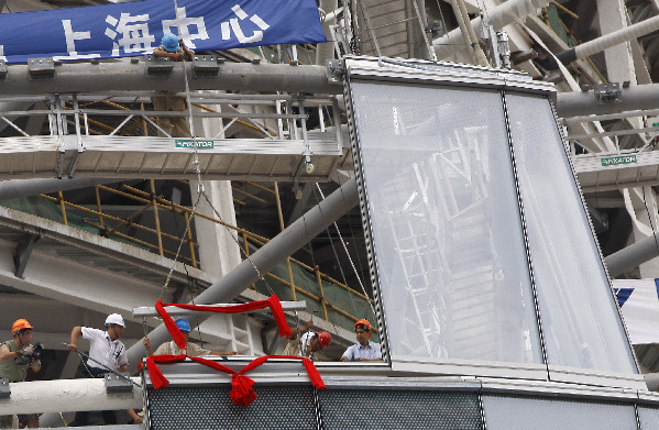 上海中心大廈主樓外幕墻安裝正式啟動