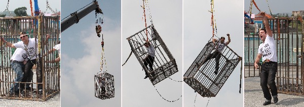 上海：歡樂谷內(nèi)上演驚險逃脫魔術(shù)